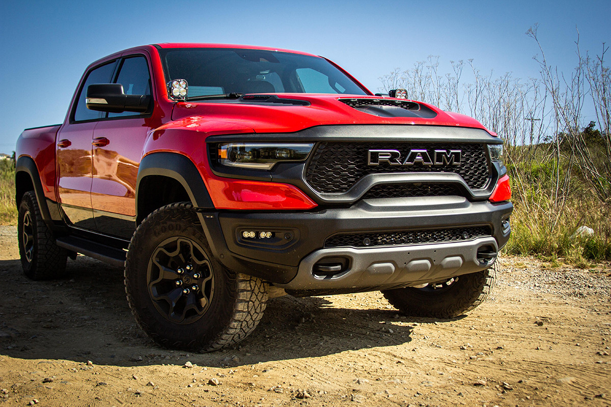 Комплект карманного фонаря RAM S2 Sport с двумя противотуманными фарами – RAM 2019-23 1500 Rebel; 2021-23 1500 TRX