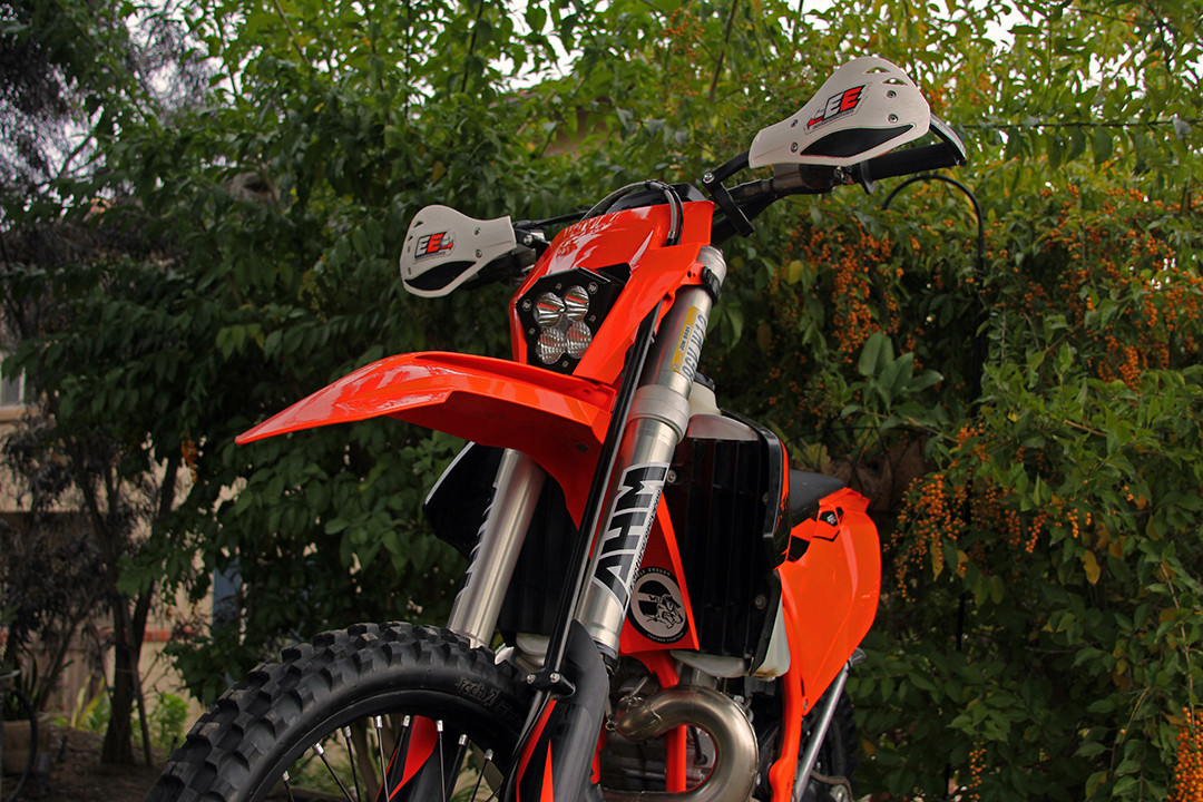 Комплект фар KTM XL Pro (D/C) с корпусом 20-22 шт. – KTM 2020-22 150 XC-W TPI/250 XC TPI/250 XC-W TPI/300 XC TPI/300 XC-W TPI/350 EXC-F/350 XCF-W; 2020-21 450 EXC-F Шесть Дней; 2020-23 500 EXC-F/500 XCF-W